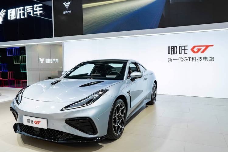 重庆109哪吒汽车在智能汽车领域的表现，领途汽车在新能源汽车市场中的影响力